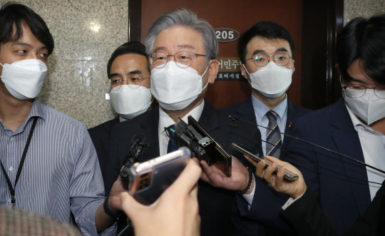 민주당 대선후보인 이재명 경기도지사가 13일 국회에서 열린 대선후보ㆍ당대표ㆍ상임고문단 간담회에 참석한 뒤 기자들의 질문에 답하고 있다. 국회사진기자단=연합뉴스